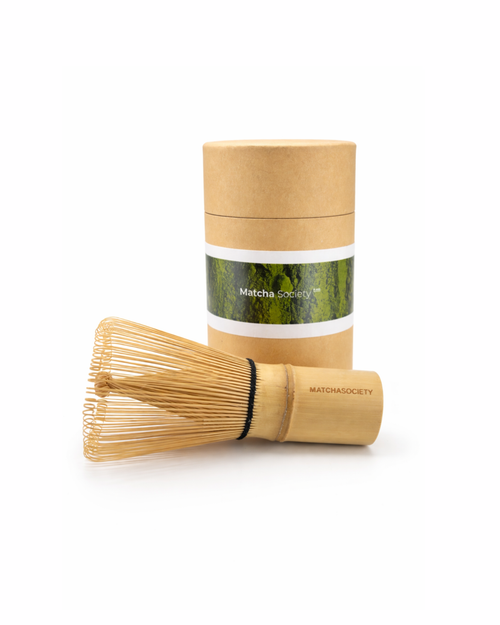 Seisho Ceremonial Matcha Dose (50 g) mit silbernem Deckel und fein gemahlenem grünem Matcha-Pulver davor auf hellem Hintergrund.