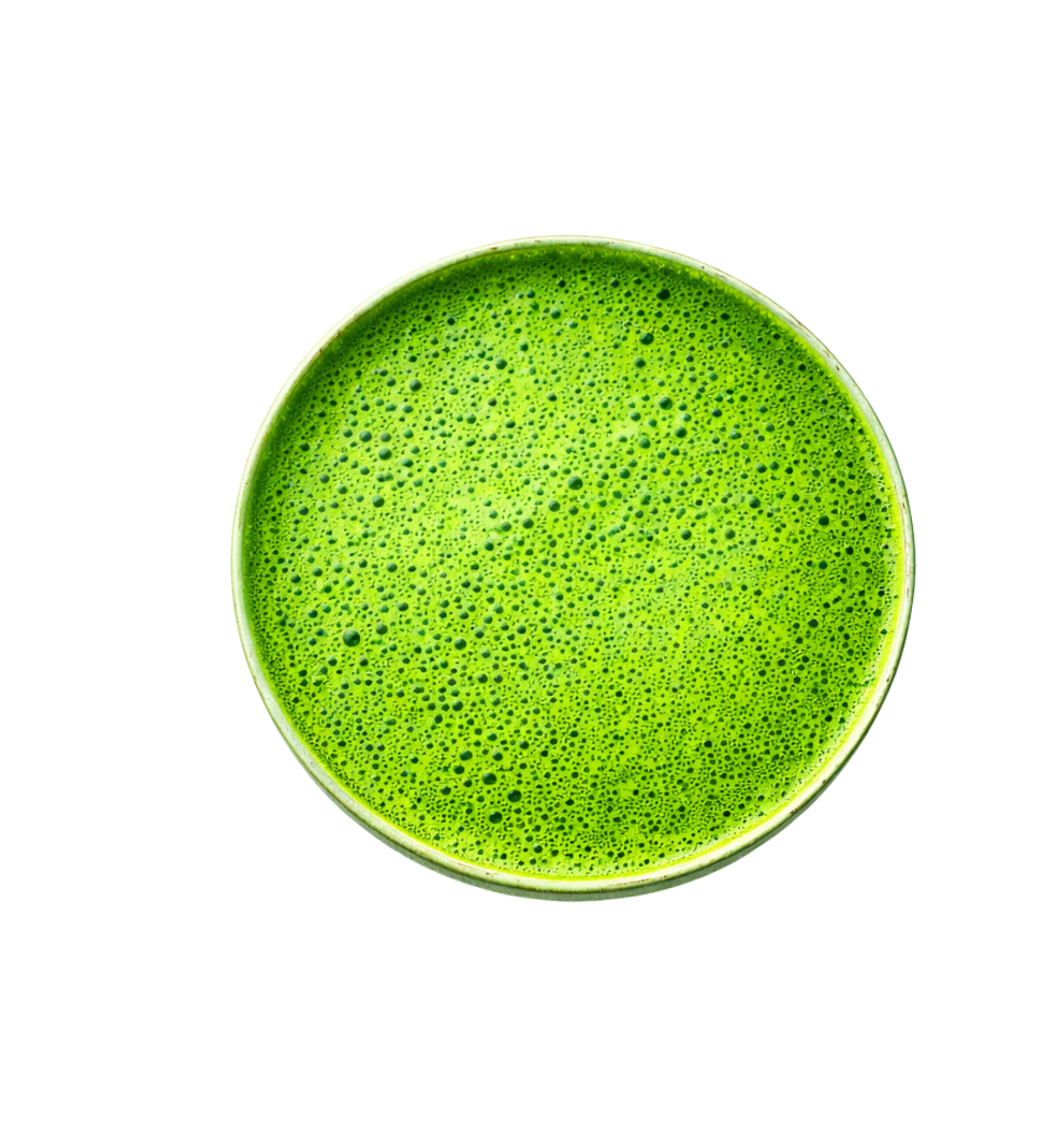 Aufsicht auf eine Schale mit fein aufgeschlagenem, schaumigem Matcha auf transparentem Hintergrund.