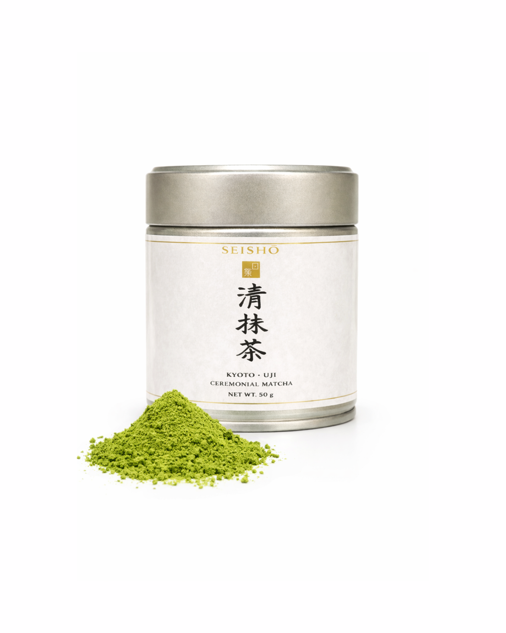 Seisho Ceremonial Matcha Dose (50 g) mit silbernem Deckel und fein gemahlenem grünem Matcha-Pulver davor auf hellem Hintergrund.