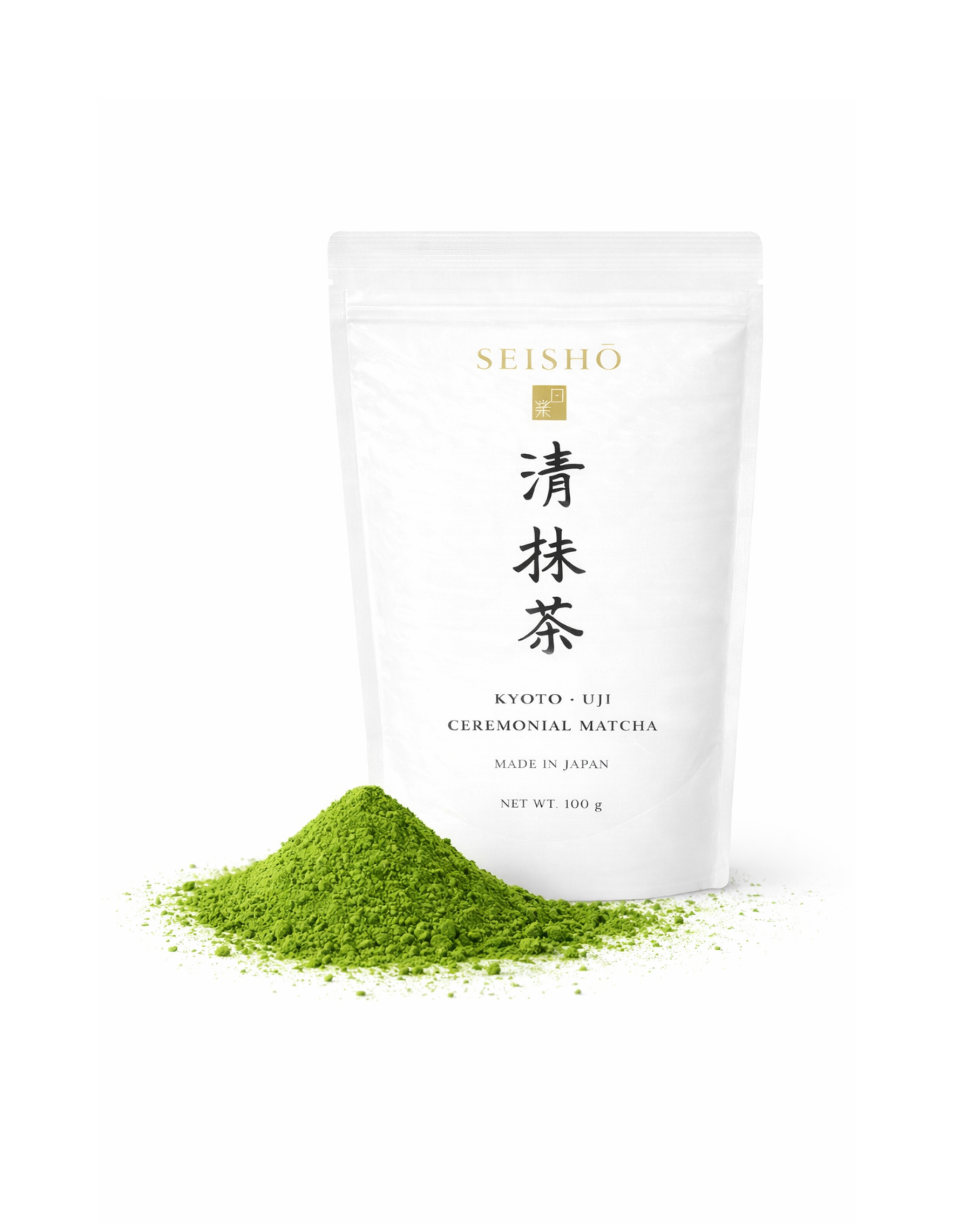 Seishō zeremonieller Matcha aus Kyoto Uji im Standbeutel mit aufgeschüttetem Matcha-Pulver davor.