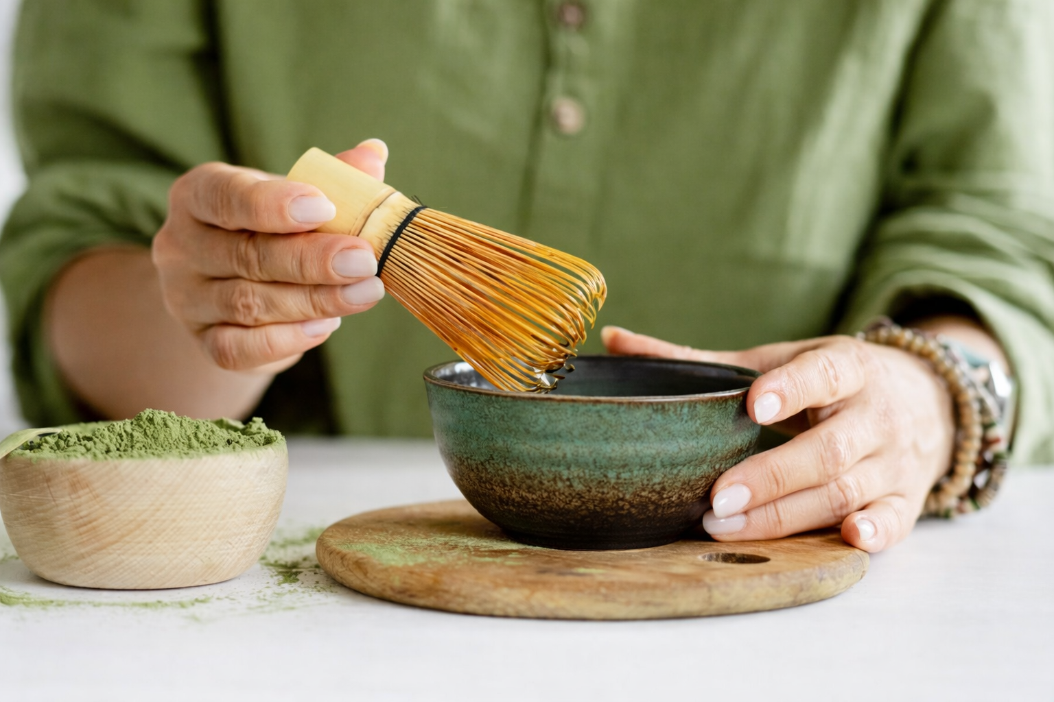 Matcha Zubereitung mit Bambusbesen (Chasen) in traditioneller Chawan-Schale mit Premium Matcha Pulver