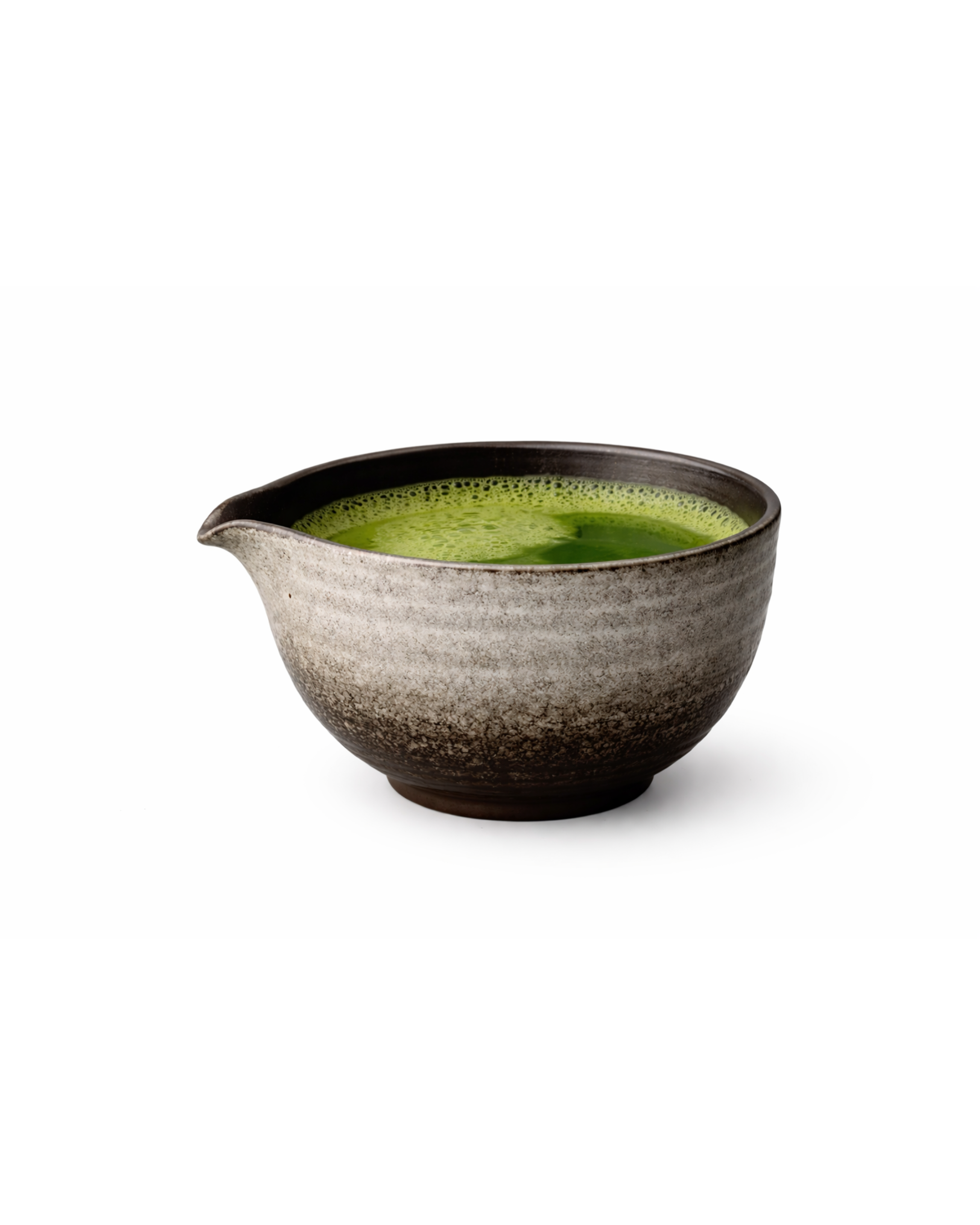 Graue zeremonielle Matcha Schale (Chawan) aus Keramik mit Ausguss, gefüllt mit frisch zubereitetem Matcha