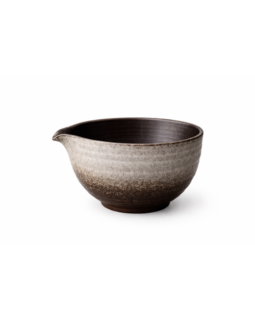 Graue traditionelle Matcha Schale (Chawan) aus Keramik mit Ausguss und natürlicher Glasur