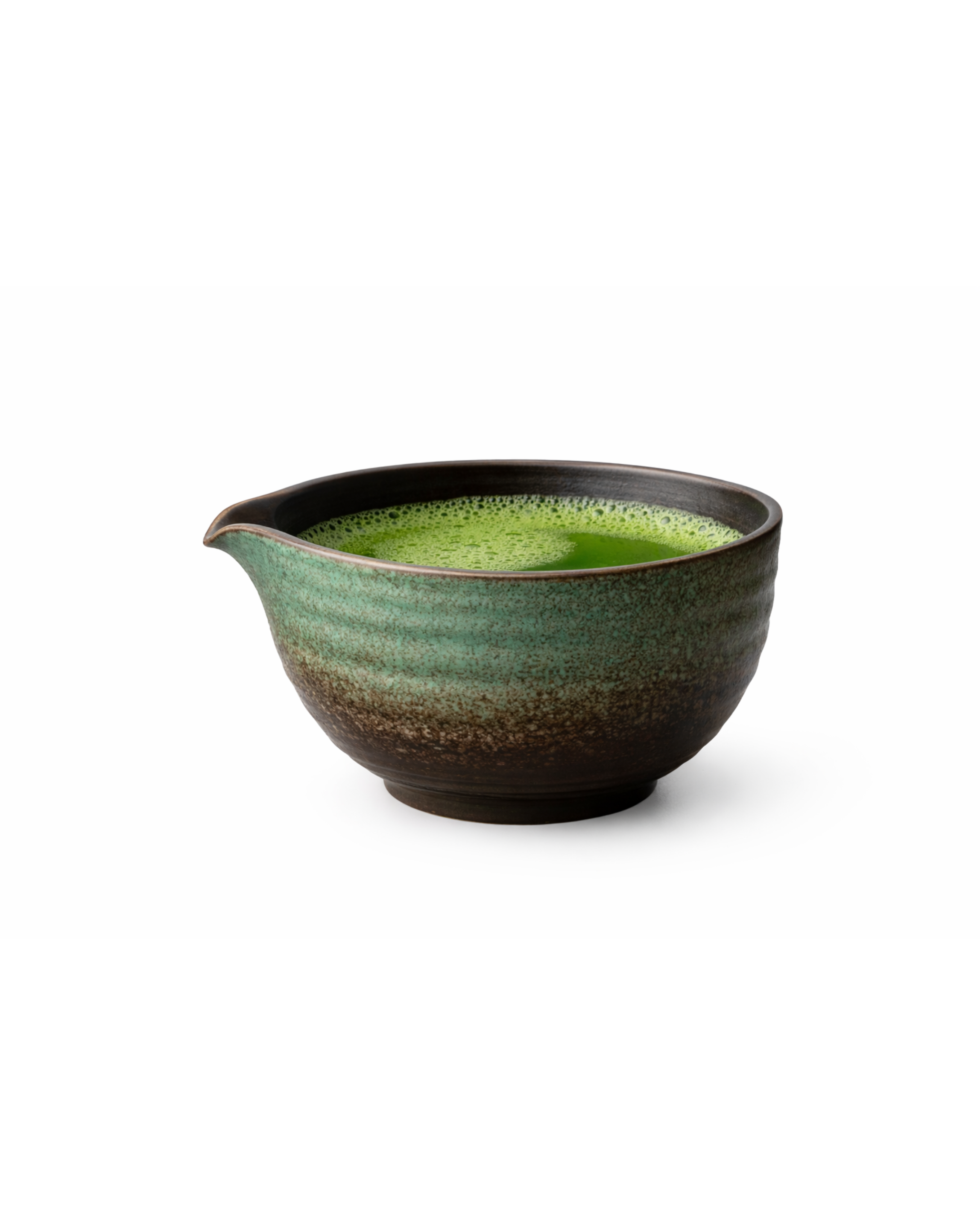 Grüne zeremonielle Matcha Schale (Chawan) aus Keramik mit Ausguss, gefüllt mit frisch zubereitetem Matcha