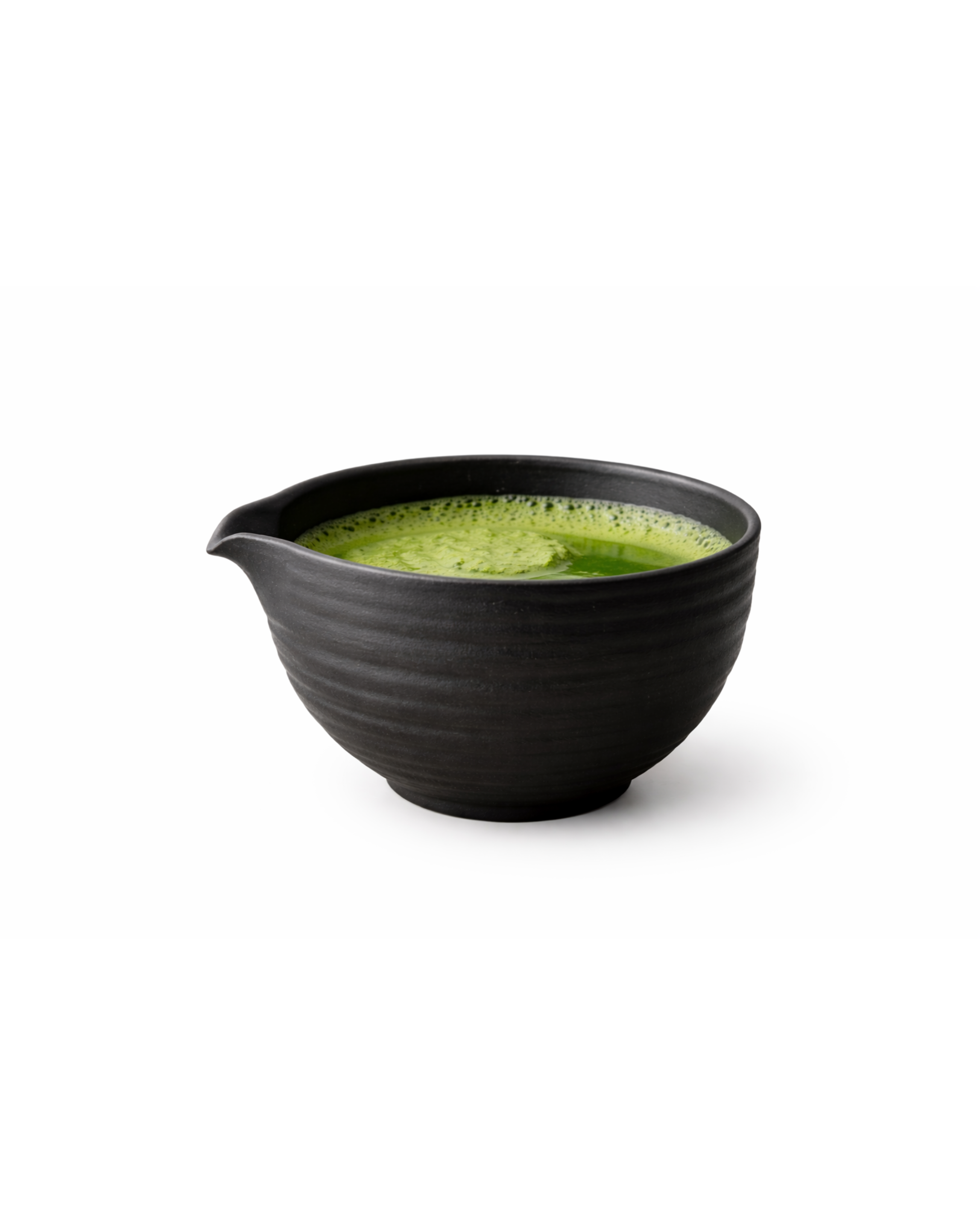Schwarze zeremonielle Matcha Schale (Chawan) aus Keramik mit Ausguss, gefüllt mit frisch zubereitetem Matcha