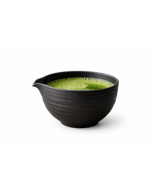 Schwarze zeremonielle Matcha Schale (Chawan) aus Keramik mit Ausguss, gefüllt mit frisch zubereitetem Matcha