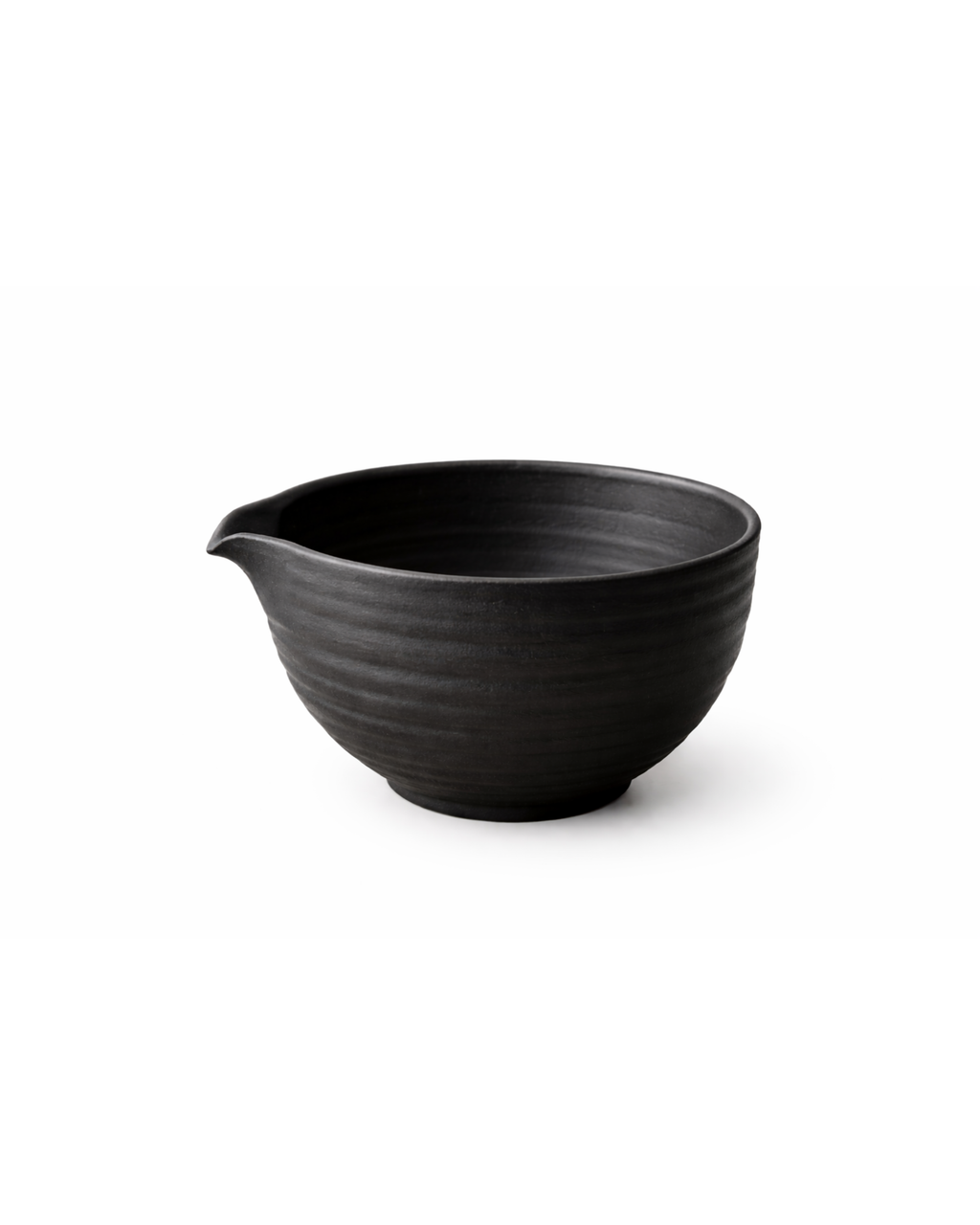 Schwarze Matcha Schale (Chawan) aus Keramik mit Ausguss, matt glasiert, ideal für die traditionelle Zubereitung von Matcha.
