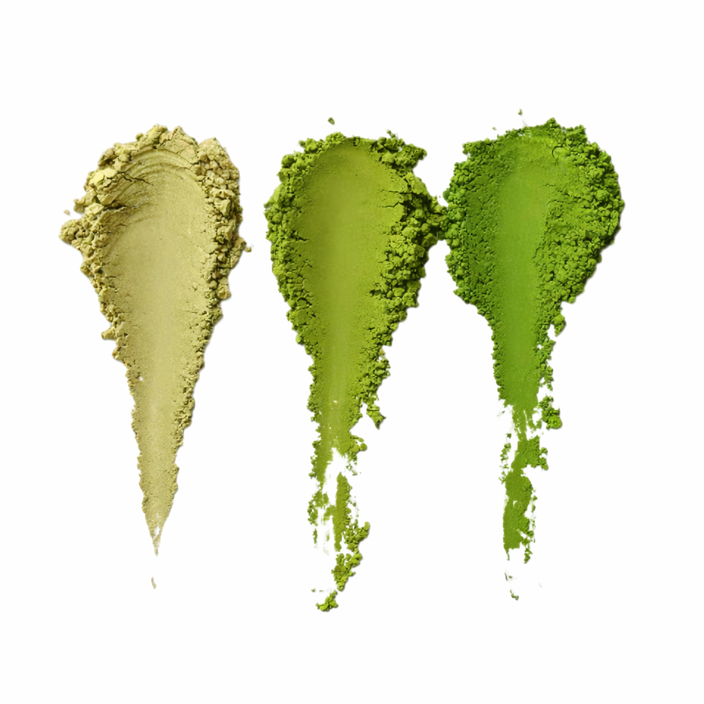 Vergleich von Matcha Pulver in drei Qualitätsstufen mit unterschiedlichen Grüntönen von blassgrün bis intensiv smaragdgrün.