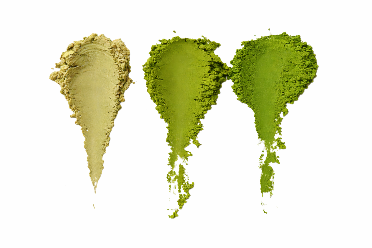 Vergleich von Matcha Pulver in unterschiedlichen Qualitätsstufen mit variierenden Grüntönen von hell bis intensiv grün.